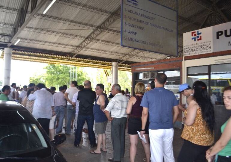 En el lado argentino son bastante estrictos con el control fronterizo, y es muy necesario un sistema de libre tránsito vecinal, teniendo en cuenta que muchas personas cruzan por trabajo.