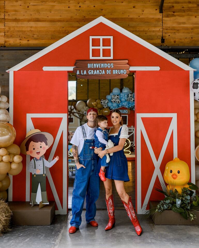 ¡Hermosa familia! Pablo Mejía, Brunito y Stephania Stegman recibiendo a los invitados del cumpleañero. (Instagram/Stephania Stegman)