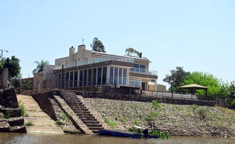 Una imponente residencia de dos niveles en la propiedad del Ministerio de Defensa Nacional, ubicada a orillas del río Paraguay.