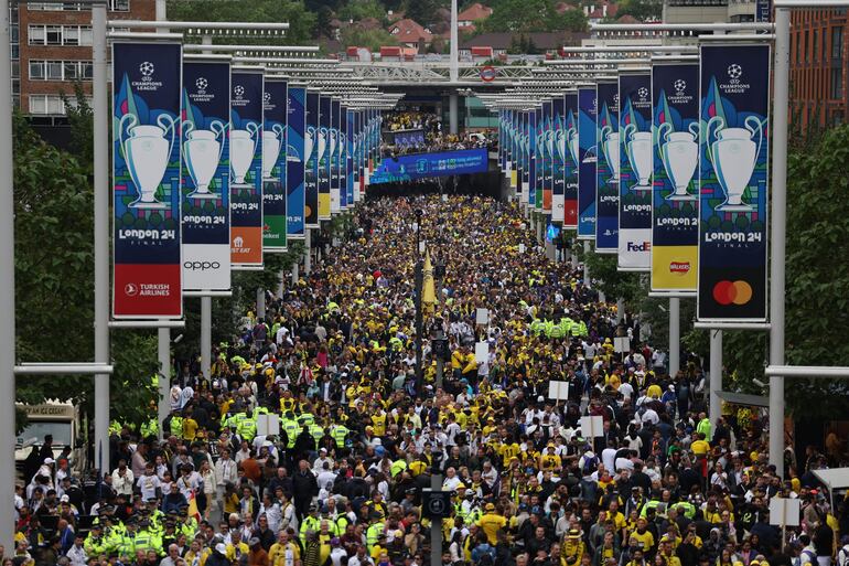 Los aficionados en los alrededores del estadio de Wembley antes de la final de la Champions League entre el Borussia Dortmund y el Real Madrid en Londres. 