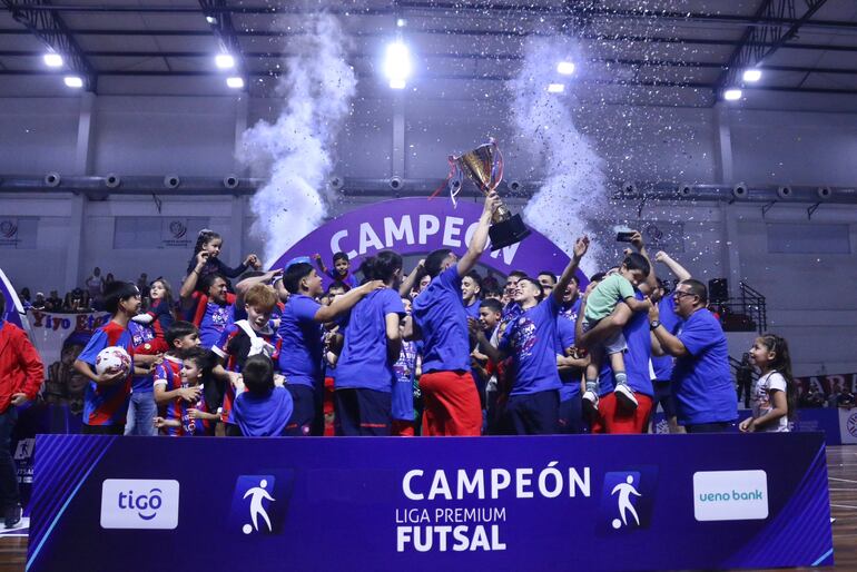 Cerro Porteño festeja con el título de campeón de la Liga Premium 2024 de Futsal.