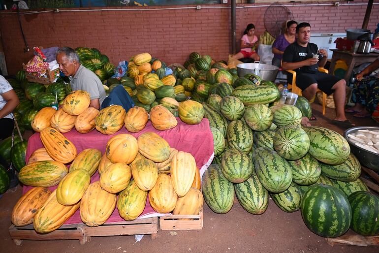 Abundante frutas de la estación para el clericó. 