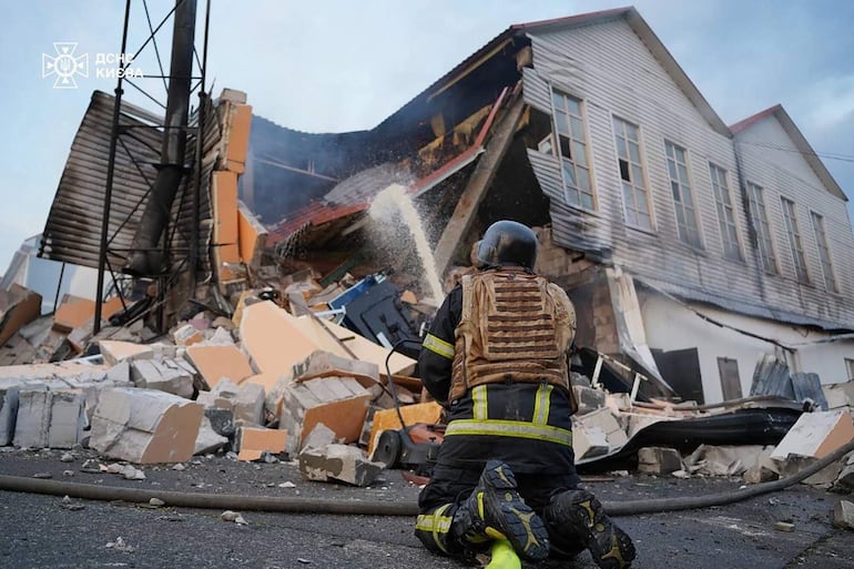 Un bombero trabaja en el sitio de un bombardeo ruso en Kiev, este lunes.