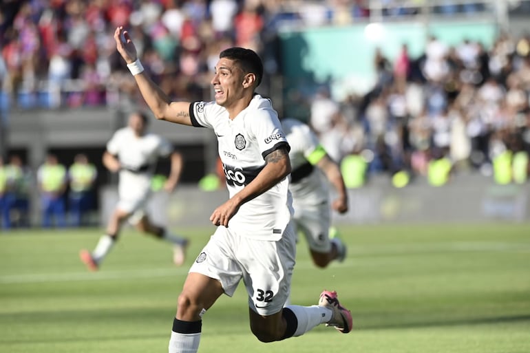 Erik López, jugador de Olimpia, celebra un gol en el superclásico frente a Cerro Porteño por la fecha 17 del torneo Clausura 2024 del fútbol paraguayo en el estadio Defensores del Chaco, en Asunción, Paraguay.