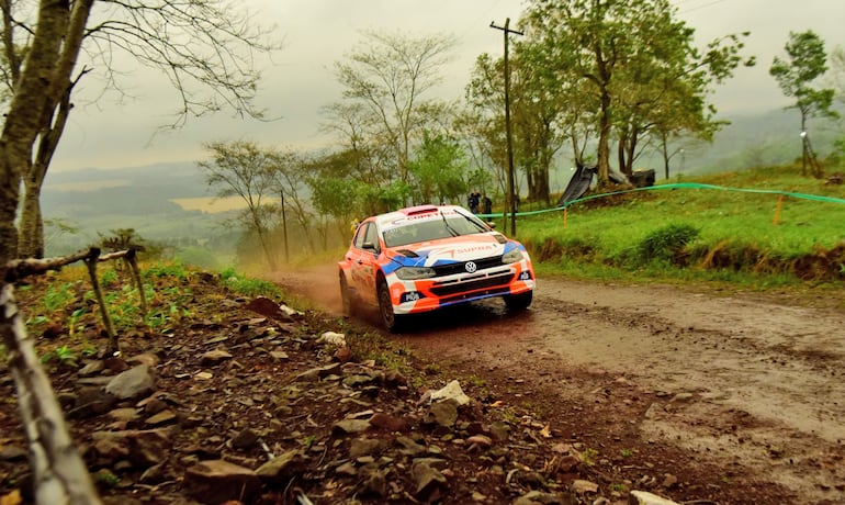 De esta manera, Agustín Alonso pasaba ayer por un sector de piedras  con el rendidor VW Polo GTI.