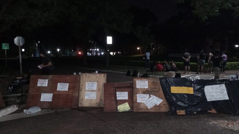 Barricada ubicada en el acceso de la calle Senador Dr. José Decoud y Dr. CecilioBáez.