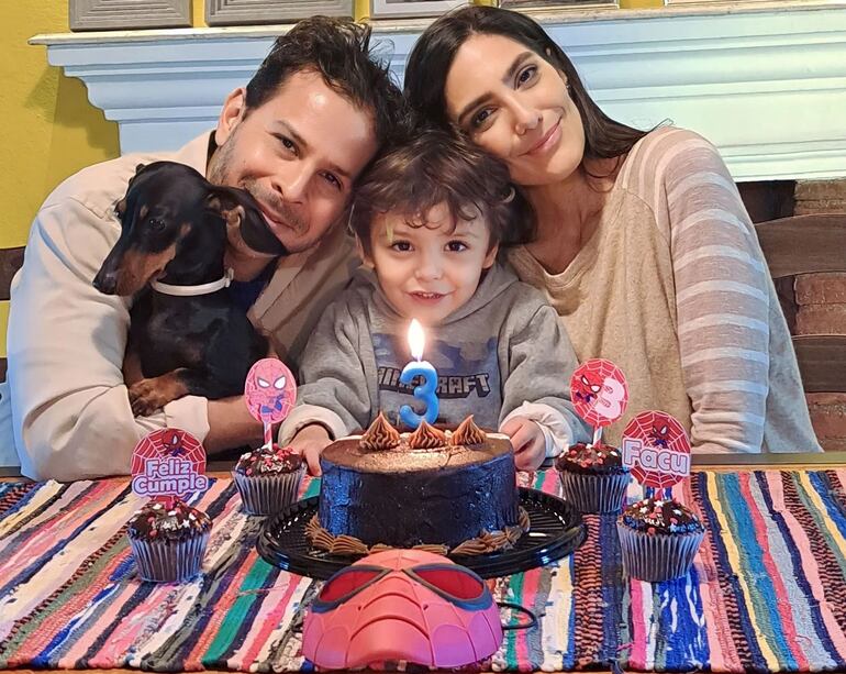 El cumpleañero Facundo con sus papis Lu Sapena y Diego Maldonado y su hermanita perruna Lunita.