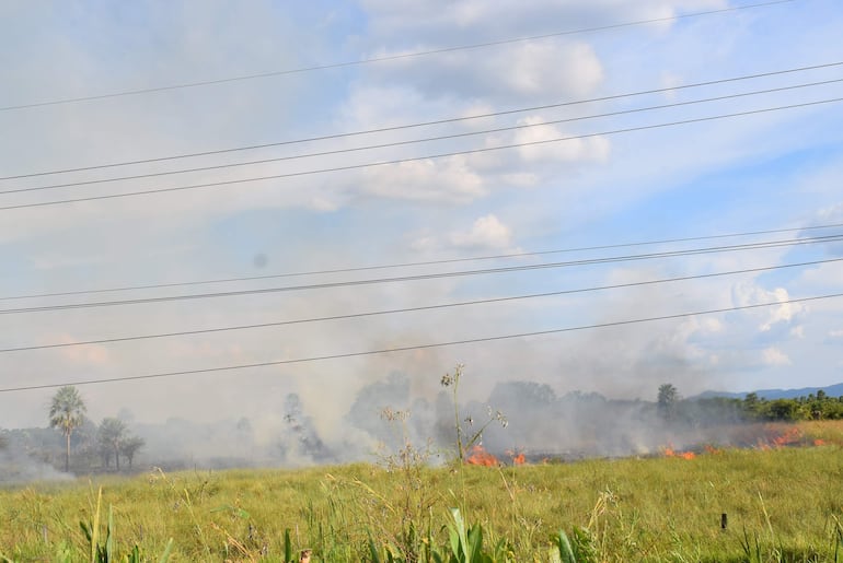 Bomberos intensifican lucha contra incendios en Carapeguá.