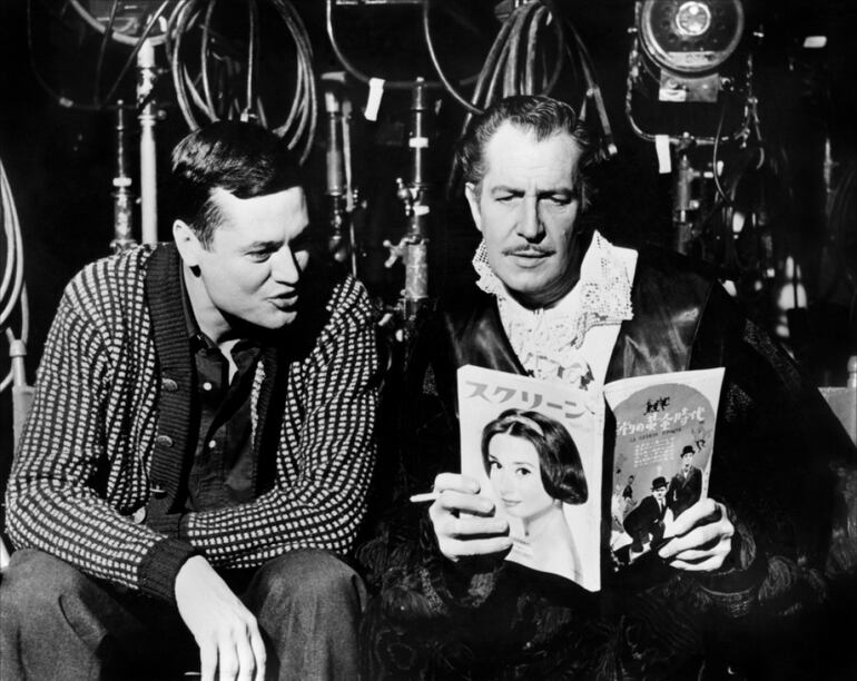 Roger Corman y Vincent Price en el set de 'El pozo y el péndulo' (1961)