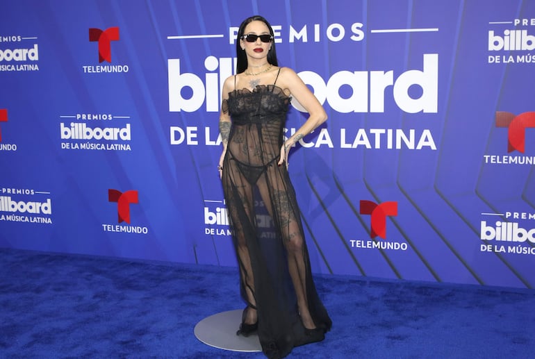 La cantante argentina La Joaqui lució un maxivestido negro transparente en la gran noche de los premios Billboard de la Música Latina. (EFE/ Marlon Pacheco)
