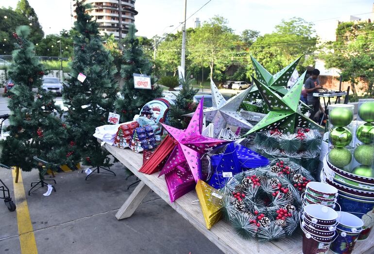 Productos importados de Casa Rica formaron parte de la primera edición del mercadillo navideño.