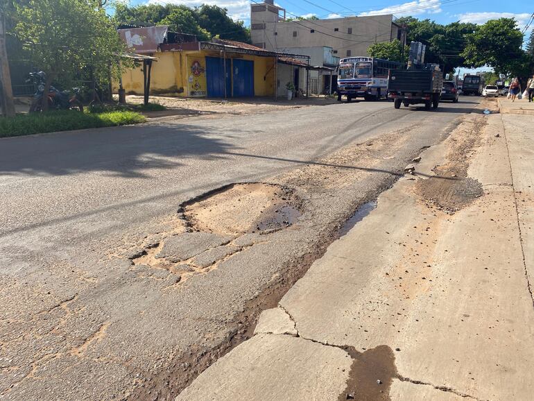 Otro bache sobre la calle Coronel Martínez, frente a un centro comercial muy concurrido.