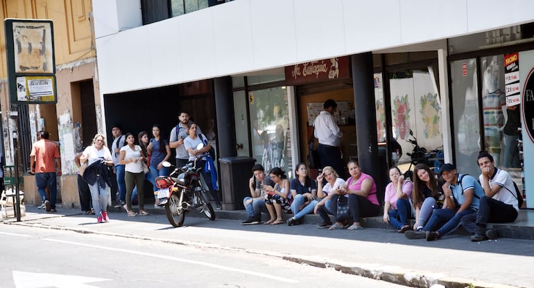 Los usuarios del transporte público se vieron afectados por la reducida circulación de las unidades, ayer. Según la Cetrapam, el 60% de los buses circularon ayer y esta medida no fue comunicada a las autoridades, tal como establece la normativa.