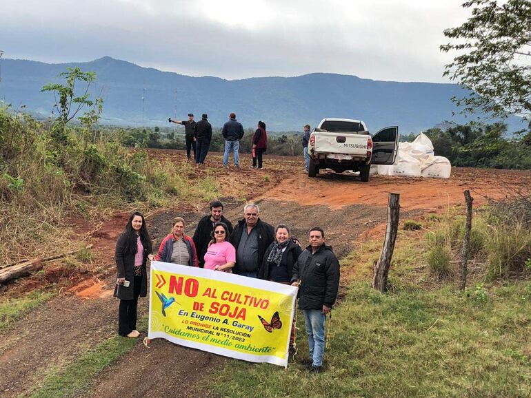 Pobladores organizados protestan en defensa de la Cordillera del Ybytyruzú, rechazando el cultivo de soja en áreas protegidas.