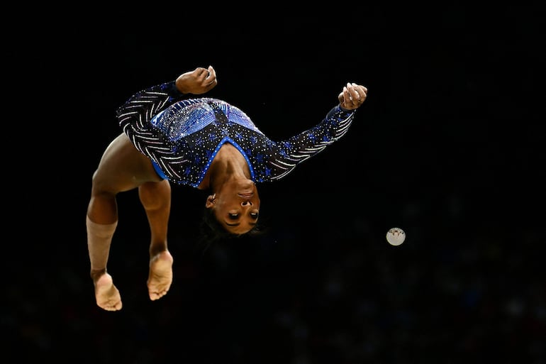 La estadounidense Simone Biles compite en la prueba de barra de equilibrio de la final femenina de gimnasia artística durante los Juegos Olímpicos de París 2024 en el Bercy Arena de París, el 1 de agosto de 2024.