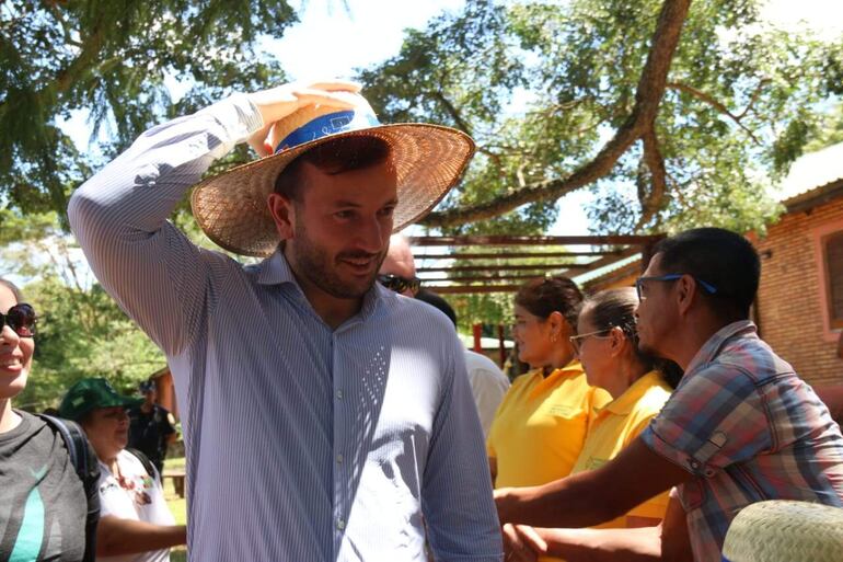 El comisario europeo de Medioambiente, Virginijus Sinkevicius, visitó la Reserva Natural del Bosque Mbaracayú, este sábado en Villa Ygatimí (Paraguay). 