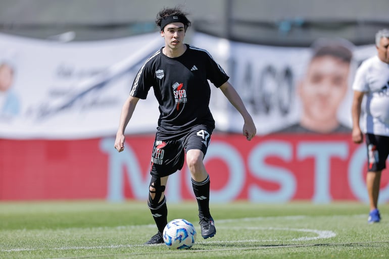 El streamer argentino, Iván Buhajeruk, mas conocido como Spreen, debuta en el Deportivo Riestra en un partido frente al Vélez Sarfield por Liga Argentina, este lunes en Buenos Aires (Argentina).