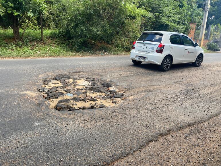 Bache que ocupa más del 50% de la calle sobre la calle América.