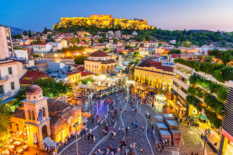 Imagen nocturna con Atenas desde arriba, Plaza Monastiraki y antigua Acrópolis.