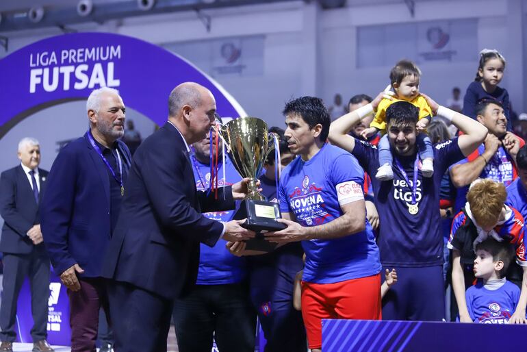 Cerro Porteño festeja con el título de campeón de la Liga Premium 2024 de Futsal.