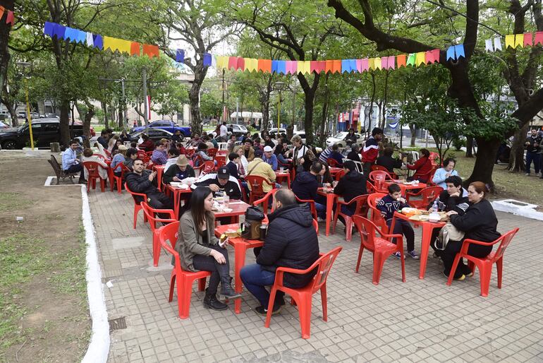 La ciudadanía disfrutó de un almuerzo al aire libre en plena plaza Juan E. O´Leary, con música y baile.