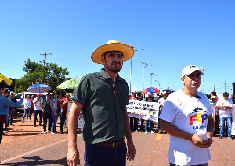 De izquierda a derecha los sindicalistas, Fabio Ayala y el detenido Juan Carlos Cáceres.