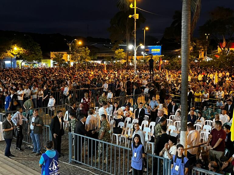 Fieles aguardan inició de la misa central en Caacupé.