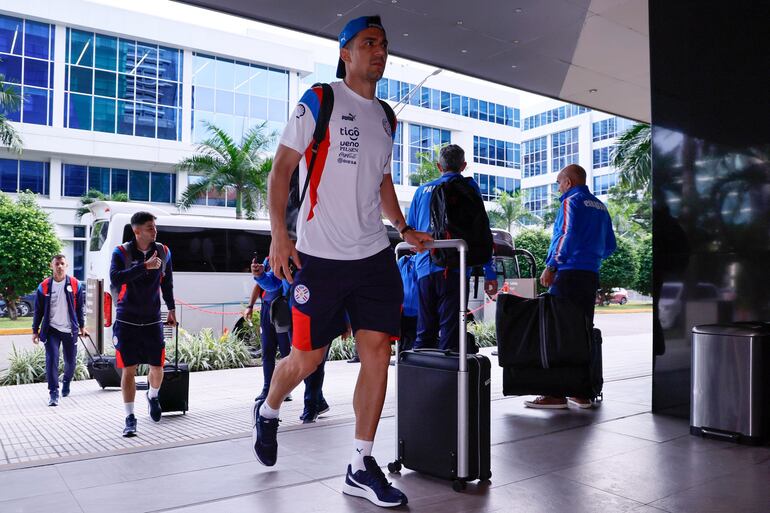 Fabián Balbuena, jugador de la selección paraguaya, en la llegada al hotel de concentración en la Ciudad de Panamá para el amistoso contra Panamá.
