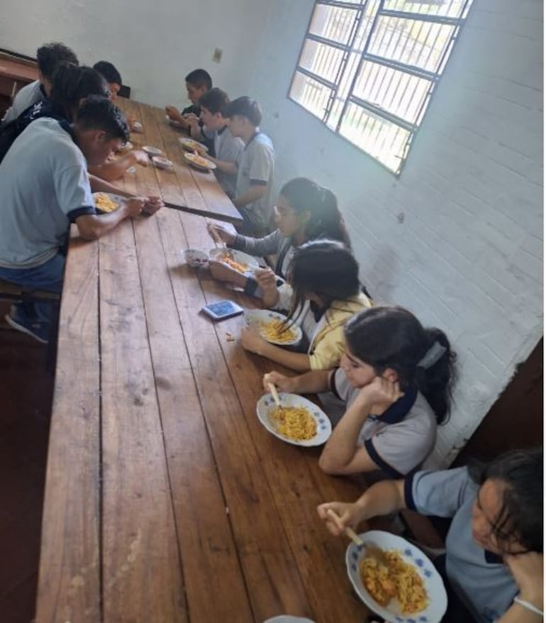 Estudiantes del colegio municipal departamental Juan E. O´Leary de Itá recibieron el almuerzo escolar de Hambre Cero, luego de ser excluidos por dos meses.