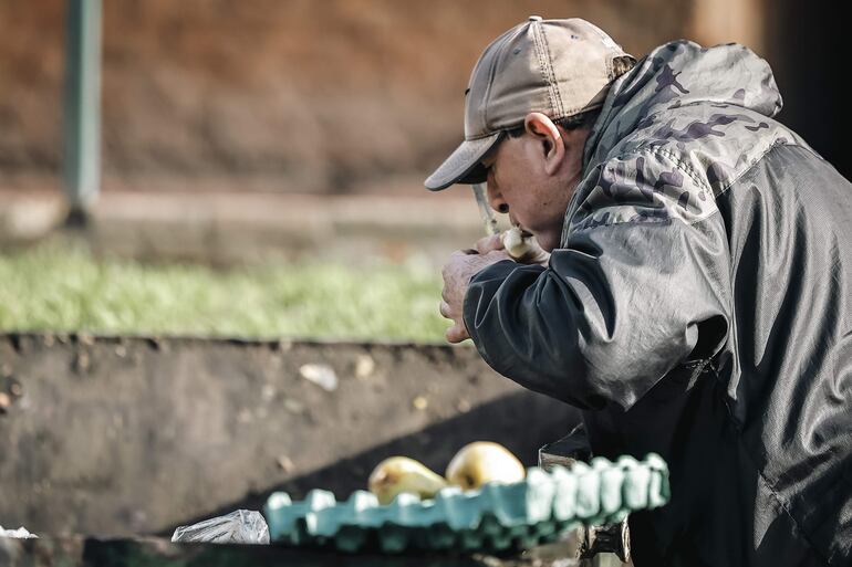 Personas buscan comida el 8 de agosto de 2023 en barrios de la periferia de la ciudad de san Buenos Aires (Argentina). Votar con hambre. Esa es la imagen que deja un sector cada vez más amplio de la población argentina. Con las primarias del 13 de agosto, se podrá tomar la temperatura electoral de un país, en el cual a una parte de la sociedad le da igual quién gane, sobre todo, cuando se llega a las urnas con años de enojo y frustración por verse obligados a mendigar alimentos o revolver la basura para subsistir. (EFE)
