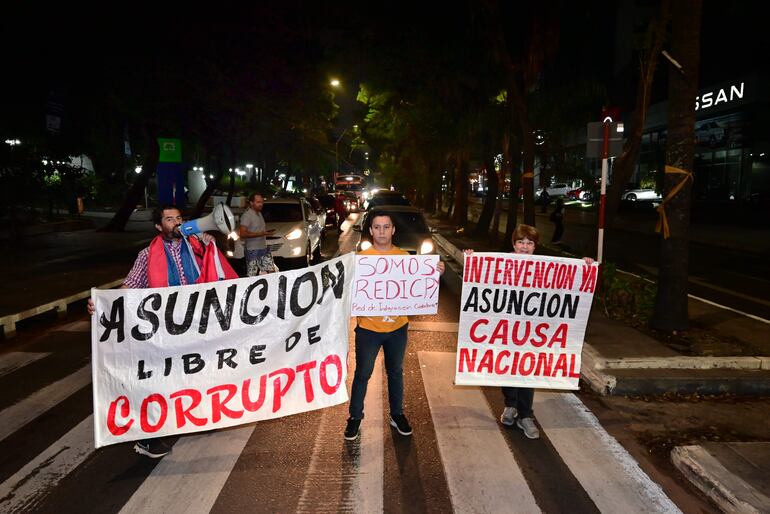 Ciudadanos se manifestaron ayer pidiendo la intervención de la Municipalidad de Asunción.