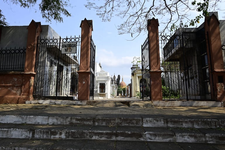 Acceso al cementerio de la Recoleta, en Asunción.