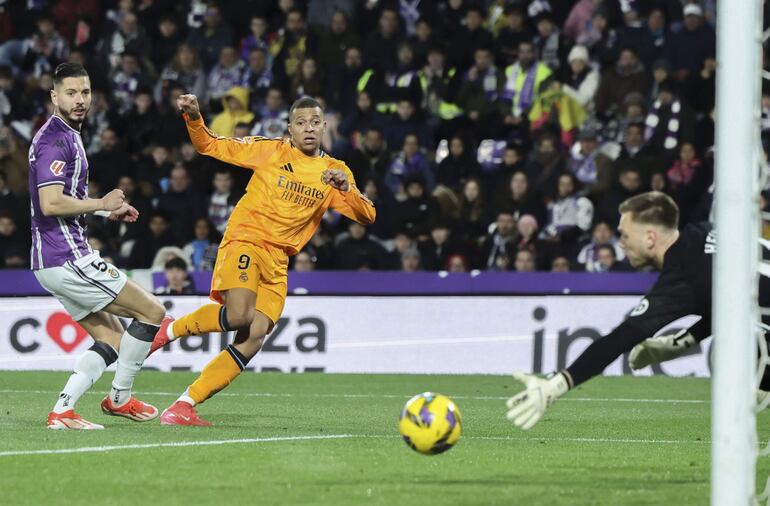 VALLADOLID. 25/01/25. El delantero francés del Real Madrid Kylian Mbappé remata para marcar su segundo gol contra el Valladolid, durante el partido de la jornada 21 de LaLiga que Real Valladolid y Real Madrid disputan hoy sábado en el estadio José Zorrilla. EFE/R. García
