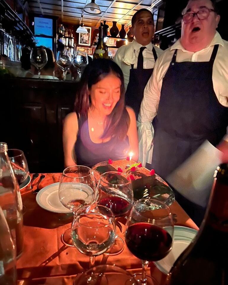 La actriz Salma Hayek pidiendo sus deseos de cumpleaños antes de apagar la velita de la tradicional torta. (Instagram/Salma Hayek)