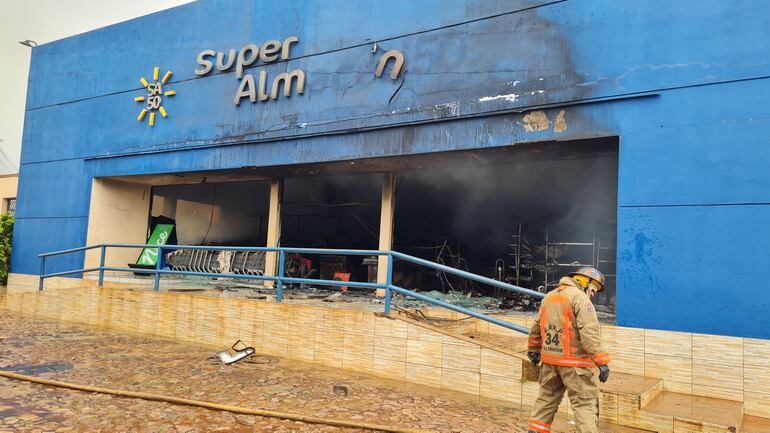 Cuantiosos daños materiales dejó el incendio dentro del supermercado Almacén 50.