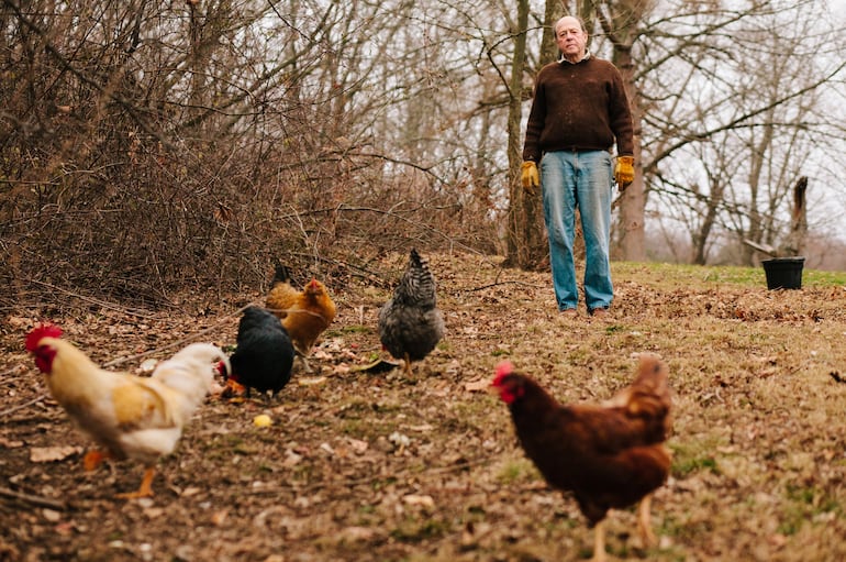 James C. Scott realizando sus tareas matutinas en su granja en Durham, Connecticut (Foto: Andrew Henderson)