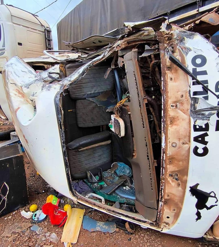 Los cuerpos fueron rescatados del interior del vehículo por bomberos voluntarios de Villarrica.