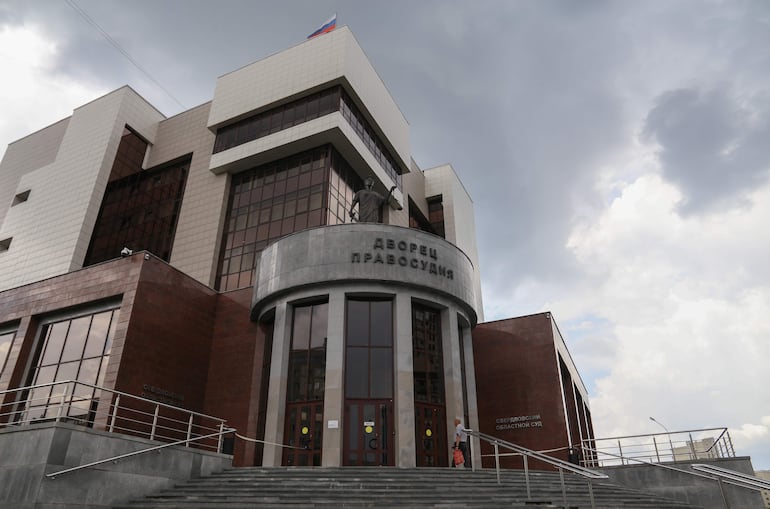 Vista exterior del Tribunal Regional de Ekaterimburgo Sverdlovsk, donde se lleva a cabo la audiencia en el caso contra el corresponsal del Wall Street Journal (WSJ), Evan Gershkovich, en Ekaterimburgo, Rusia.