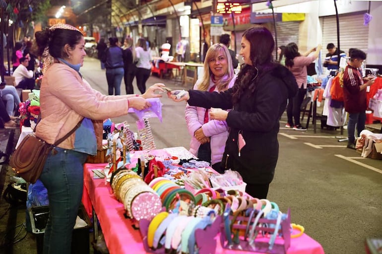 La feria de los emprendedores se realiza sobre la avenida Pampliega de Ciudad del Este.