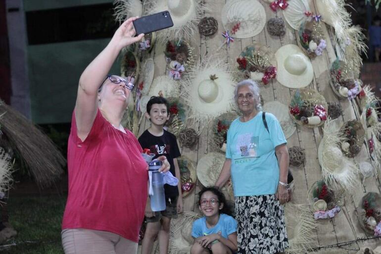 Familias enteras llegan todos los días hasta el microcentro de Villa Elisa para disfrutar de un ambiente navideño, pesebre y árboles gigantes. Uno de los árboles fue montado de manera artesanal.