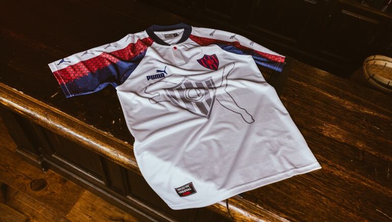 Esta camiseta de Cerro Porteño está inspirada en los jugadores de 1998.