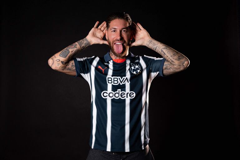 TOPSHOT - This handout picture released by Monterrey Rayados football club shows new signing Spanish football player Sergio Ramos posing for a picture wearing the team Jersey in Madrid on February 5, 2025. Spanish football player Sergio Ramos is the new signing of Rayados de Monterrey of Mexico's La Liga, the club announced on its social networks on February 6, 2025, with a message in which it highlighted the Spaniard as a historic defender in world football. (Photo by Handout / Monterrey Rayados Football Club / AFP) / RESTRICTED TO EDITORIAL USE - MANDATORY CREDIT "AFP PHOTO /  MONTERREY RAYADOS FOOTBALL CLUB  / HANDOUT /  " - NO MARKETING NO ADVERTISING CAMPAIGNS - DISTRIBUTED AS A SERVICE TO CLIENTS