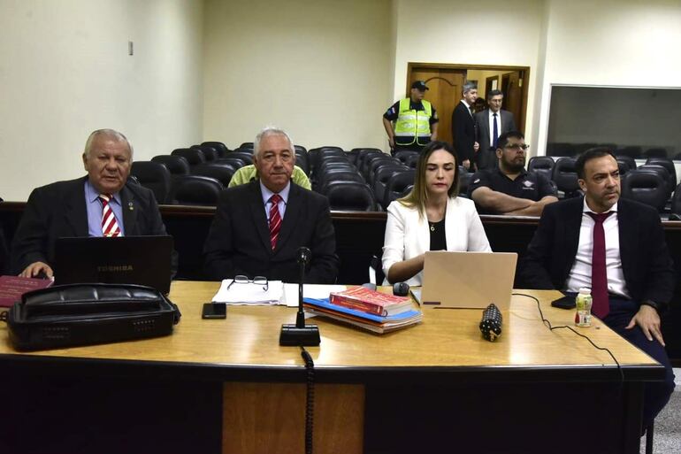 De izquierda a derecha: los abogados querellantes Rolando Alum y Carlos Álvarez, y los fiscales Sonia Sanguinés y Luis Chamorro.