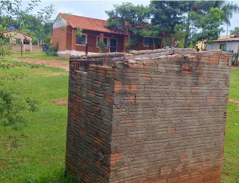 Todavía usan letrina en esta escuela de Coronel Oviedo.