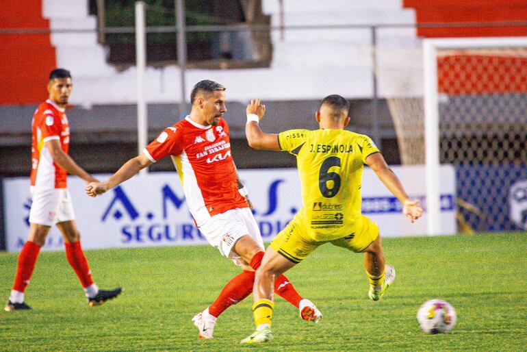 Jorge Mendoza trata de habilitar a un compañero ante la marca de José Espínola