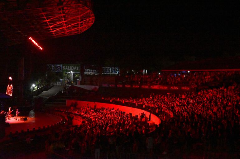 Alrededor de 15.000 personas se dieron cita en el Anfiteatro "José Asunción Flores" para disfrutar del concierto. Esta vez los accesos y la salida estuvieron mejor organizados.