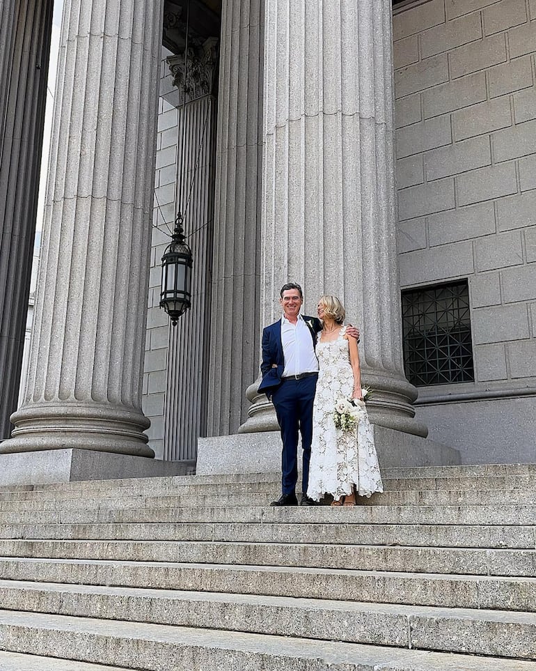 Naomi Watts y Billy Crudup al salir de los juzgados de Nueva York, ya como marido y mujer. (Instagram/Naomi Watts)