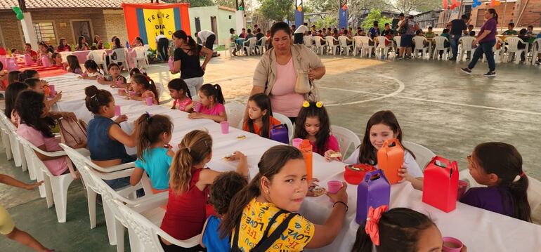 El tradicional chocolate, no podía faltar en este tipo de celebraciones. En la imagen niños de la escuela San Miguel.