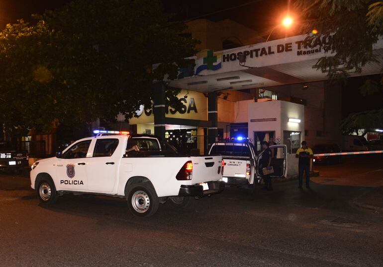 Patrullas frente al Hospital del Trauma en la madrugada de este viernes.