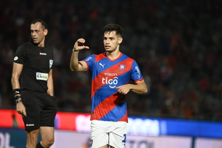 Damián Bobadilla, de Cerro Porteño, celebra su gol ante Resistencia en La Nueva Olla.